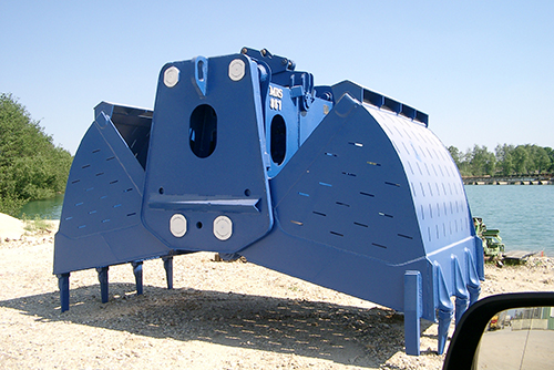 MRS gravel dredge, photo thaman rubber