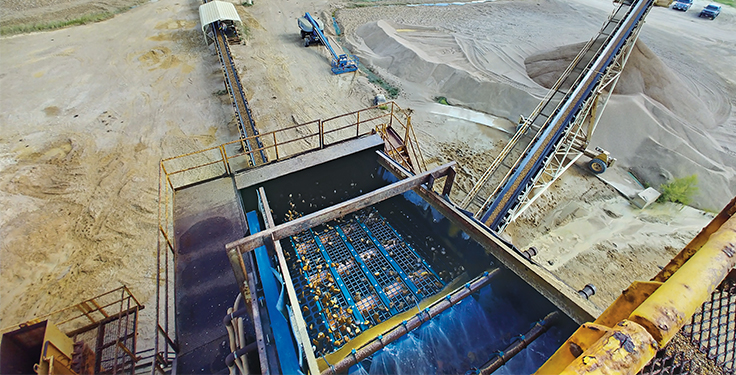 Combining modular welded-wire screen panels with synthetic media panels eliminates top-deck screening bottlenecks at Alleyton Resource’s Vox Plant. Photo courtesy of Polydeck