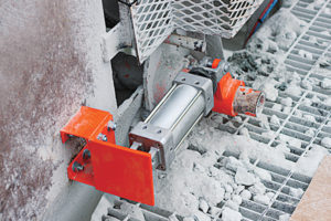 The automated blade system eliminates the need for manual blade tensioning. Photo courtesy of Martin Engineering