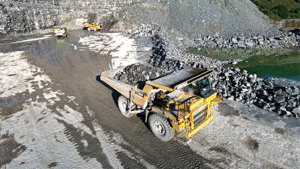 Philippi-Hagenbuch relies on its hinge and leverage system, which opens at a steady rate as the truck body lifts, providing the largest possible opening clearance at full dump. Photo: PHILIPPI-HAGENBUCH