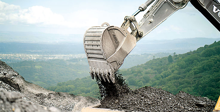 A Turner Mining Group excavator on a job high above Silicon Valley, California. Photo courtesy of BuildWitt Media Group.