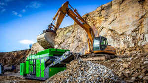 The dual-powered Bison 160 is equipped with a single-toggle hydraulically adjustable jaw crusher. Photo: EvoQuip