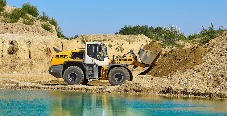The L 556 XPower wheel loader with z-bar kinematics and earth bucket engaged in conventional mining operations. Photo: Liebherr