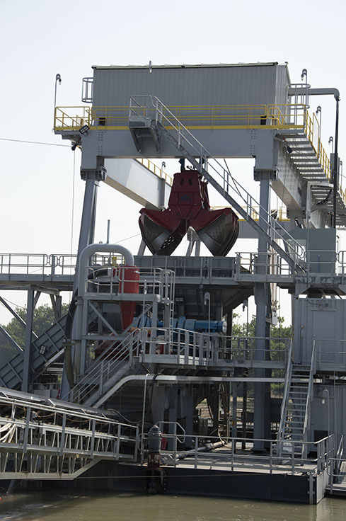 The brand-new dredge takes the place of a dragline that became costly to run in its latter years. Says Barrett Paving’s Jim Meckstroth: “There were no parts available for it, and we fatigued the structure so much that it’s not savable.” Photo: P&Q Staff