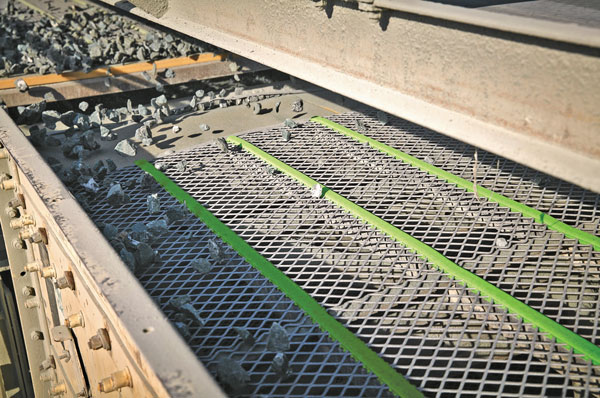The inclusion of polyurethane strips within the design of high-vibration wire screen media boosts its durability without sacrificing open area. Photo: Major