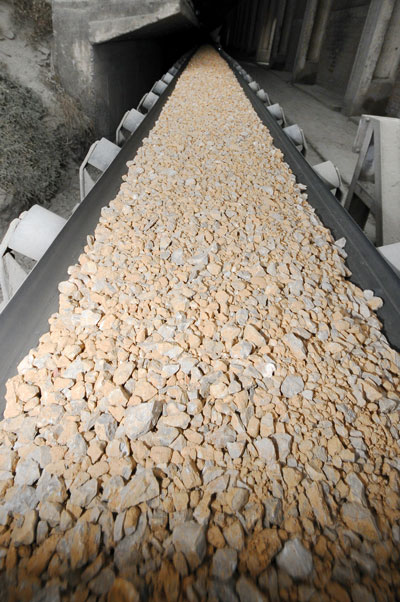 Machine vision AI can instantly identify unwanted materials on a conveyor belt and trigger an alert. Photo: SlavkoSereda/iStock / Getty Images Plus/Getty Images