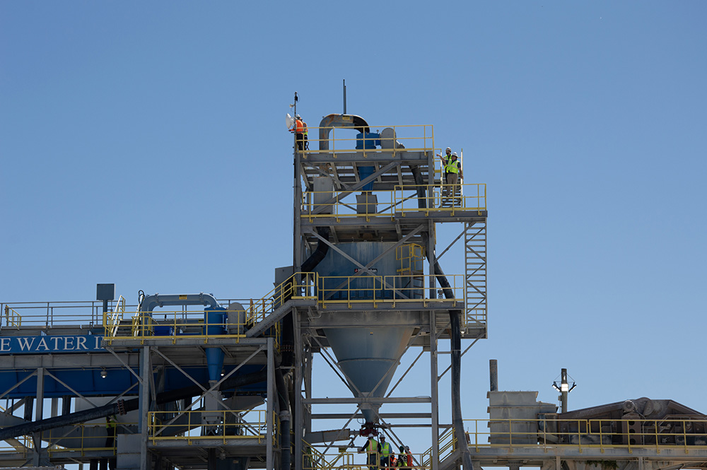 The Hydrosizer is one of the key
components of Blue Water Industries’
wash plant, making a cut that maximizes
the recovery of plus-30-mesh material. Photo: P&Q Staff