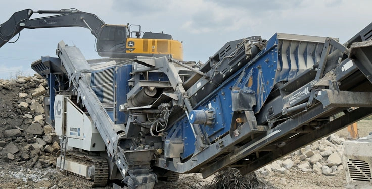 At the heart of Keystone Crushing’s portable plant setup is a Kleemann Mobirex MR 110 Zi EVO2 mobile impact crusher, fed by a John Deere 350 P-Tier excavator. (Photo: P&Q Staff)