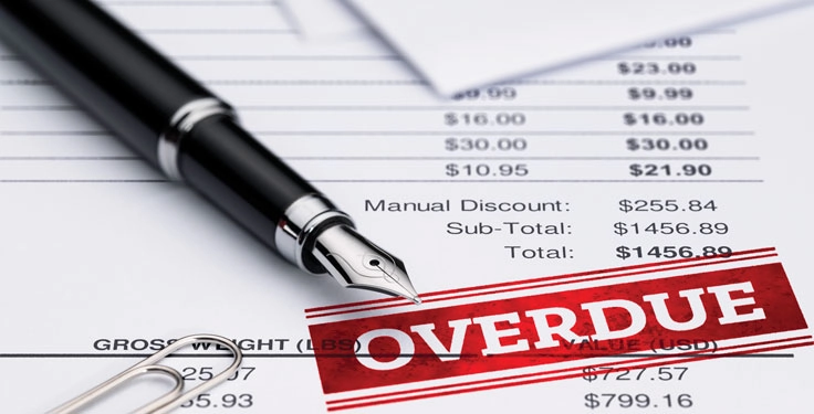 Issuing a past-due invoice sometimes marks the start of tougher decisions. (Photo: sefa ozel/iStock / Getty Images Plus/Getty Images)